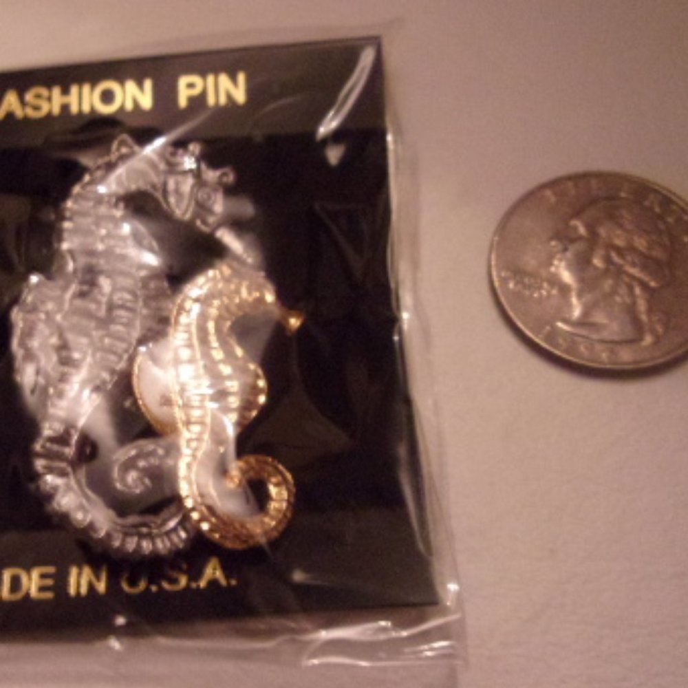 NWT BEAUTIFUL SEA HORSES BROOCH. TUB1-6